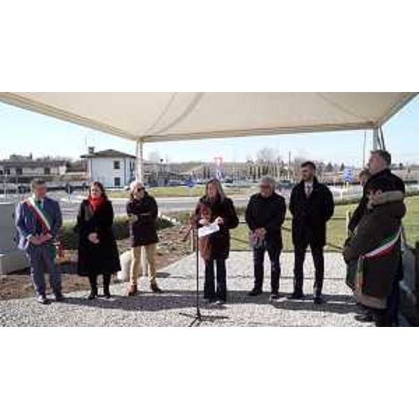 Lassessore regionale a Infrastrutture e territorio Cristina Amirante all'inaugurazione della rotatoria di Ipplis di Premariacco - Lassessore regionale a Infrastrutture e territorio Cristina Amirante all'inaugurazione della rotatoria di Ipplis di Premariacco