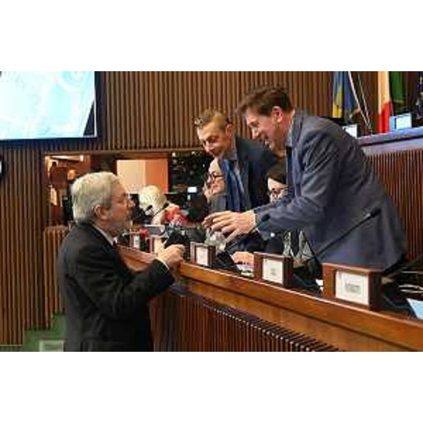 Furio Honsell (Open) a colloquio con il presidente della IV Commissione, Alberto Budai (Lega) - Furio Honsell (Open) a colloquio con il presidente della IV Commissione, Alberto Budai (Lega)