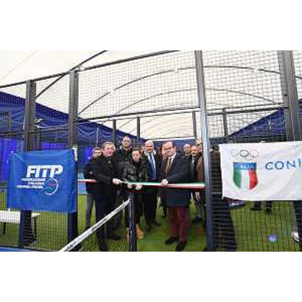 Il momento del taglio del nastro al centro sportivo di Opicina. A destra il vicegovernatore Anzil - Il momento del taglio del nastro al centro sportivo di Opicina. A destra il vicegovernatore Anzil