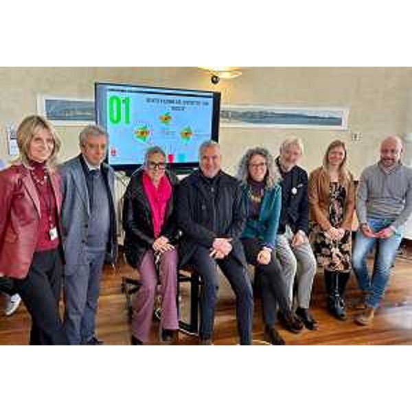 Foto di gruppo al termine della presentazione delle progettualità del distretto del commercio di Trieste. - Foto di gruppo al termine della presentazione delle progettualità del distretto del commercio di Trieste.