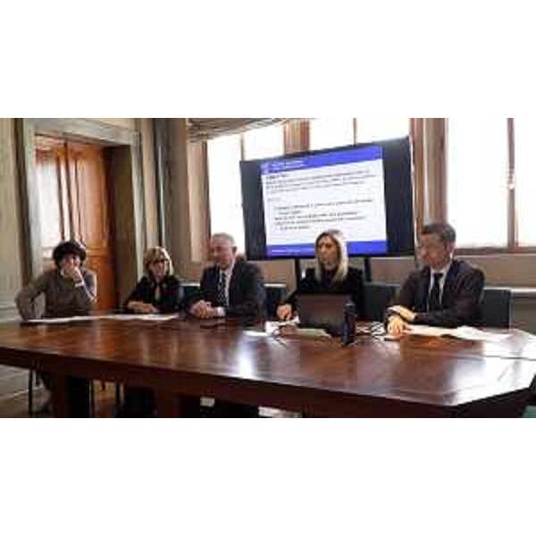 L'assessore regionale alle Infrastrutture Cristina Amirante, al centro, durante l'illustrazione del progetto per il nuovo ponte sul Meduna a Pordenone - L'assessore regionale alle Infrastrutture Cristina Amirante, al centro, durante l'illustrazione del progetto per il nuovo ponte sul Meduna a Pordenone