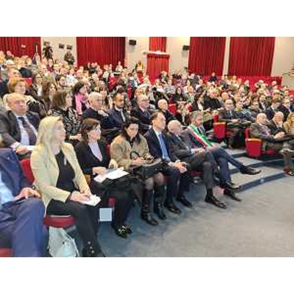 L'assessore Cristina Amirante, prima da sinistra, con le altre autorità nell'auditorium Zotti di San Vito per la presentazione del progetto del nuovo carcere sanvitese - L'assessore Cristina Amirante, prima da sinistra, con le altre autorità nell'auditorium Zotti di San Vito per la presentazione del progetto del nuovo carcere sanvitese
