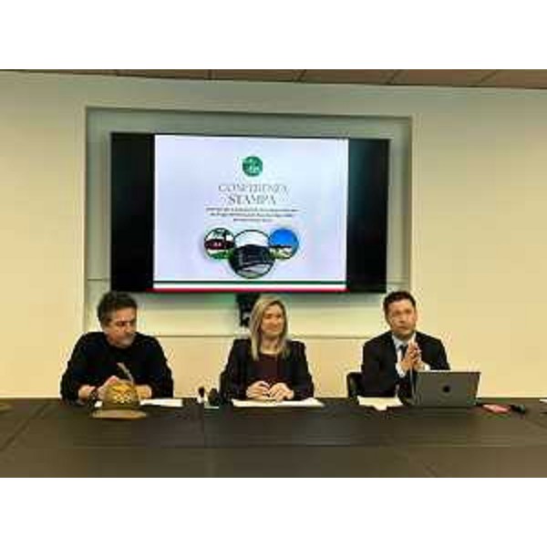 Il consigliere regionale Markus Maurmair (FdI), primo a destra, durante la conferenza stampa a Udine - Il consigliere regionale Markus Maurmair (FdI), primo a destra, durante la conferenza stampa a Udine