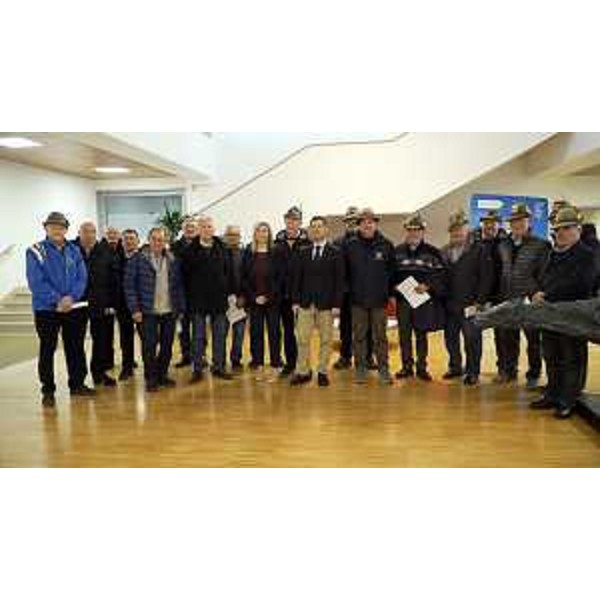 Foto di gruppo con i rappresentanti delle sezioni Ana beneficiarie del contributo - Foto di gruppo con i rappresentanti delle sezioni Ana beneficiarie del contributo