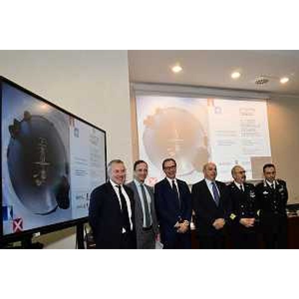 Da sinistra, l'assessore Sergio emidio Bini, il governatore Massimiliano Fedriga, il presidente della Società Velica di Barcola e Grignano Mitja Gialuz, il sindaco Roberto Dipiazza e i comandanti Luigi del Prete (Capitaneria di porto) e Gianluca Migliozzi.(Carabinieri) - Da sinistra, l'assessore Sergio emidio Bini, il governatore Massimiliano Fedriga, il presidente della Società Velica di Barcola e Grignano Mitja Gialuz, il sindaco Roberto Dipiazza e i comandanti Luigi del Prete (Capitaneria di porto) e Gianluca Migliozzi.(Carabinieri)