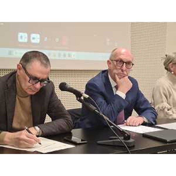 L'assessore regionale Riccardo Riccardi, a destra, alla Conferenza dei sindaci a Pordenone - L'assessore regionale Riccardo Riccardi, a destra, alla Conferenza dei sindaci a Pordenone