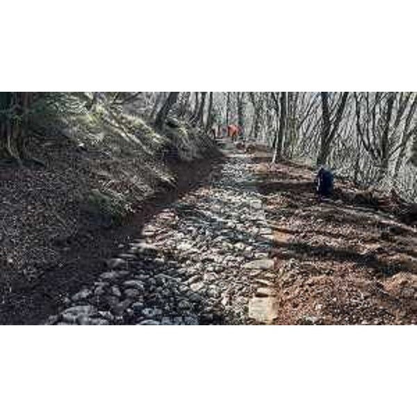 Il ripristino del percorso a cura degli operai del servizio sistemazioni idraulico-forestali della Direzione centrale risorse forestali - Il ripristino del percorso a cura degli operai del servizio sistemazioni idraulico-forestali della Direzione centrale risorse forestali