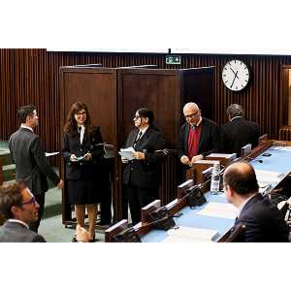 Operazioni di voto in Cr per l'elezione della Commissione regionale per le pari opportunità tra uomo e donna - Operazioni di voto in Cr per l'elezione della Commissione regionale per le pari opportunità tra uomo e donna