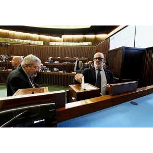 Furio Honsell (Open) e Carlo Grilli (Fp) durante il voto - Furio Honsell (Open) e Carlo Grilli (Fp) durante il voto