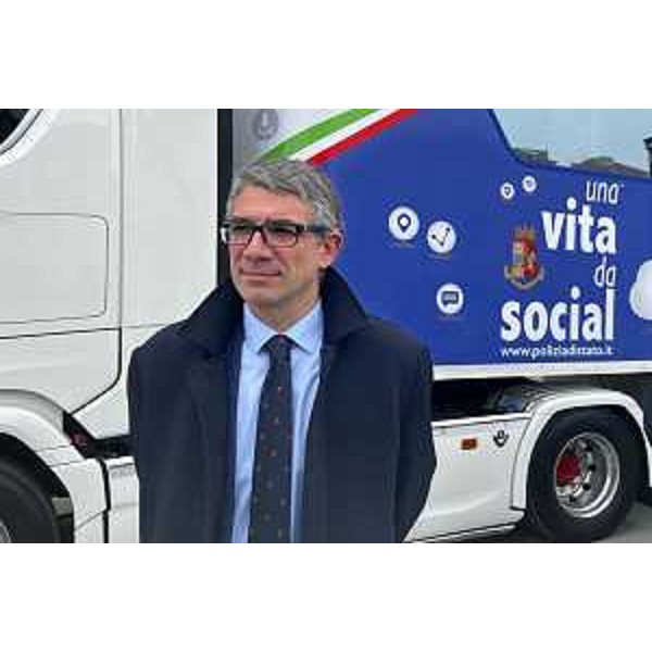 Lassessore alla Sicurezza Pierpaolo Roberti davanti al truck della campagna "Una Vita da Social". - Lassessore alla Sicurezza Pierpaolo Roberti davanti al truck della campagna "Una Vita da Social".