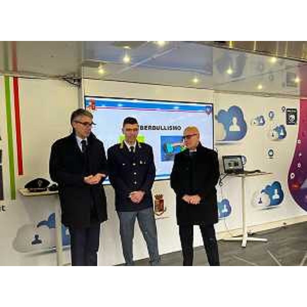 Un momento dell'iniziativa che oggi ha fatto tappa in piazza dell'Unità d'Italia a Trieste. - Un momento dell'iniziativa che oggi ha fatto tappa in piazza dell'Unità d'Italia a Trieste.