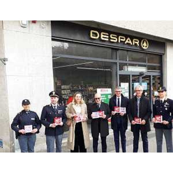 Foto di gruppo davanti a un punto vendita Despar. - Foto di gruppo davanti a un punto vendita Despar.