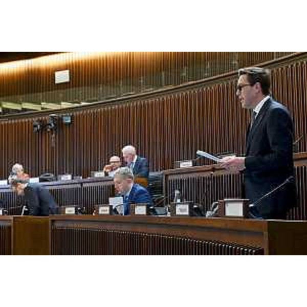 Igor Treleani (FdI) e i banchi del Centrodestra - Igor Treleani (FdI) e i banchi del Centrodestra