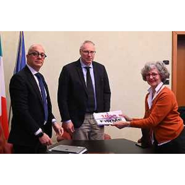 Il presidente del Cr, Mauro Bordin, e il vicesegretario generale Francesco Forte ricevono la petizione per la ripertura dei consultori di Trieste - Il presidente del Cr, Mauro Bordin, e il vicesegretario generale Francesco Forte ricevono la petizione per la ripertura dei consultori di Trieste