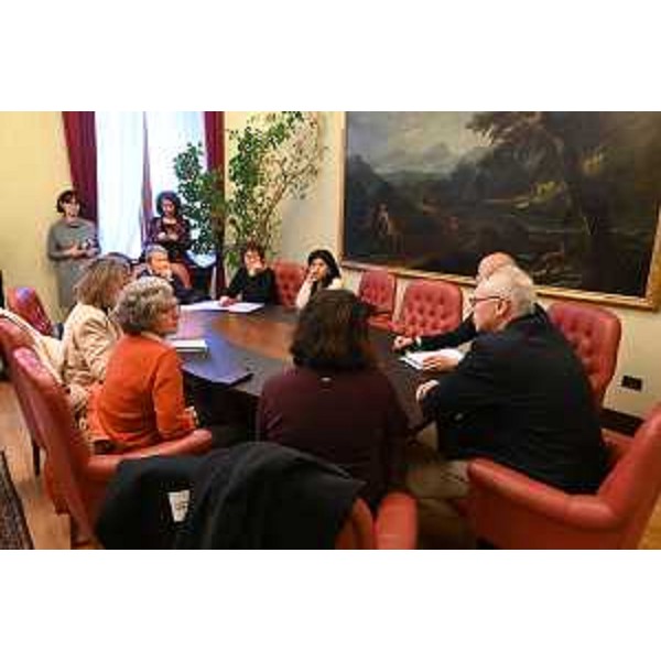 Serena Pellegrino (Avs), in piedi a destra, alla consegna della petizione - Serena Pellegrino (Avs), in piedi a destra, alla consegna della petizione