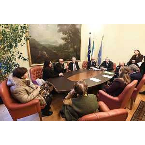 Un momento della consegna della petizione sul Nodo di Udine in Consiglio regionale - Un momento della consegna della petizione sul Nodo di Udine in Consiglio regionale