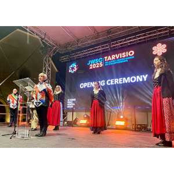 L'assessore Zilli alla cerimonia di apertura dei Campionati Mondiali Juniores di Sci Alpino 2025 di Tarvisio (FIS Alpine Junior World Ski Championships JWSC) - L'assessore Zilli alla cerimonia di apertura dei Campionati Mondiali Juniores di Sci Alpino 2025 di Tarvisio (FIS Alpine Junior World Ski Championships JWSC)