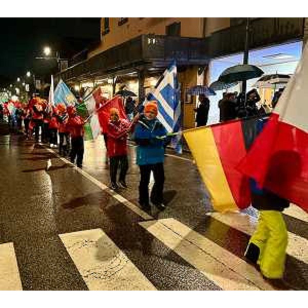 La sfilata degli atleti che ha aperto la cerimonia dei Campionati Mondiali Juniores di Sci Alpino 2025 di Tarvisio (FIS Alpine Junior World Ski) - La sfilata degli atleti che ha aperto la cerimonia dei Campionati Mondiali Juniores di Sci Alpino 2025 di Tarvisio (FIS Alpine Junior World Ski)