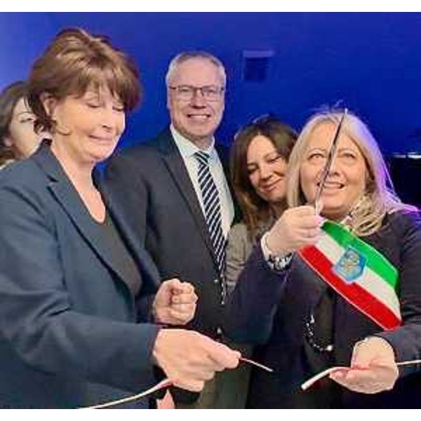 Il momento del taglio del nastro, da sinistra: l'assessore regionale all'Istruzione, Alessia Rosolen, il presidente del Consiglio regionale del Friuli Venezia Giulia, Mauro Bordin, dirigente scolastica Renata Ferrarese e il sindaco di Muzzana del Turgnano, Genziana Buffon - Il momento del taglio del nastro, da sinistra: l'assessore regionale all'Istruzione, Alessia Rosolen, il presidente del Consiglio regionale del Friuli Venezia Giulia, Mauro Bordin, dirigente scolastica Renata Ferrarese e il sindaco di Muzzana del Turgnano, Genziana Buffon