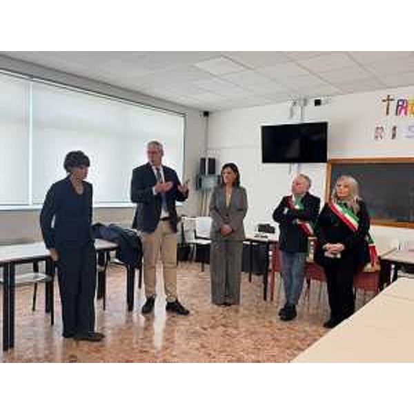 Da destra: il sindaco di Muzzana del Turgnano, Genziana Buffon, il sindaco di Palazzolo dello Stella, Franco D'Altilia, la dirigente scolastica Renata Ferrarese, il presidente del Cr Fvg, Mauro Bordin e l'assessore regionale all'Istruzione, Alessia Rosolen - Da destra: il sindaco di Muzzana del Turgnano, Genziana Buffon, il sindaco di Palazzolo dello Stella, Franco D'Altilia, la dirigente scolastica Renata Ferrarese, il presidente del Cr Fvg, Mauro Bordin e l'assessore regionale all'Istruzione, Alessia Rosolen