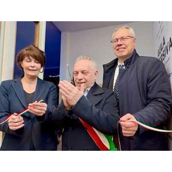 Il taglio del nastro con il sindaco di Palazzolo dello Stella, Franco D'Altilia (al centro) il presidente del Cr Fvg Mauro Bordin e l'assessore regionale all'Istruzione Alessia Rosolen - Il taglio del nastro con il sindaco di Palazzolo dello Stella, Franco D'Altilia (al centro) il presidente del Cr Fvg Mauro Bordin e l'assessore regionale all'Istruzione Alessia Rosolen