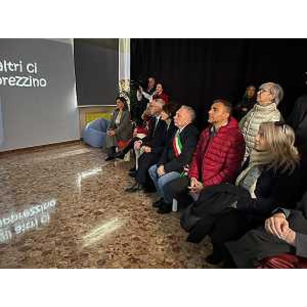 Lassessore regionale allIstruzione e famiglia Alessia Rosolen in occasione della doppia inaugurazione delle aule immersive dellIstituto comprensivo Palazzolo  Rivignano Teor, con sede a Palazzolo dello Stella e dellIstituto comprensivo Luigi Sbaiz a Muzzana del Turgnano, alla quale hanno partecipato, tra gli altri, i sindaci di Palazzolo dello Stella Franco DAltilia, di Muzzana Genziana Buffon, di Rivignano Teor Fabrizio Mattiussi, e il presidente del Consiglio regionale Mauro Bordin. - Lassessore regionale allIstruzione e famiglia Alessia Rosolen in occasione della doppia inaugurazione delle aule immersive dellIstituto comprensivo Palazzolo  Rivignano Teor, con sede a Palazzolo dello Stella e dellIstituto comprensivo Luigi Sbaiz a Muzzana del Turgnano, alla quale hanno partecipato, tra gli altri, i sindaci di Palazzolo dello Stella Franco DAltilia, di Muzzana Genziana Buffon, di Rivignano Teor Fabrizio Mattiussi, e il presidente del Consiglio regionale Mauro Bordin.