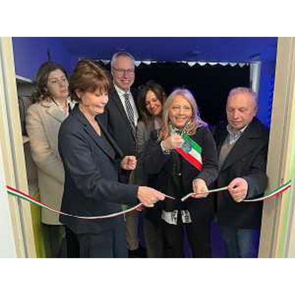 Lassessore regionale allIstruzione e famiglia Alessia Rosolen in occasione della doppia inaugurazione delle aule immersive dellIstituto comprensivo Palazzolo  Rivignano Teor, con sede a Palazzolo dello Stella e dellIstituto comprensivo Luigi Sbaiz a Muzzana del Turgnano, alla quale hanno partecipato, tra gli altri, i sindaci di Palazzolo dello Stella Franco DAltilia, di Muzzana Genziana Buffon, di Rivignano Teor Fabrizio Mattiussi, e il presidente del Consiglio regionale Mauro Bordin. - Lassessore regionale allIstruzione e famiglia Alessia Rosolen in occasione della doppia inaugurazione delle aule immersive dellIstituto comprensivo Palazzolo  Rivignano Teor, con sede a Palazzolo dello Stella e dellIstituto comprensivo Luigi Sbaiz a Muzzana del Turgnano, alla quale hanno partecipato, tra gli altri, i sindaci di Palazzolo dello Stella Franco DAltilia, di Muzzana Genziana Buffon, di Rivignano Teor Fabrizio Mattiussi, e il presidente del Consiglio regionale Mauro Bordin.