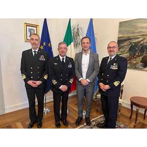 Il governatore Massimiliano Fedriga insieme all'ammiraglio di divisione Flavio Biaggi, al centro della foto. Primo da sinistra il comandante della nave Trieste, capitano di vascello Francesco Marzi; a destra il capitano di vascello Luciano Del Prete, direttore marittimo del Fvg - Il governatore Massimiliano Fedriga insieme all'ammiraglio di divisione Flavio Biaggi, al centro della foto. Primo da sinistra il comandante della nave Trieste, capitano di vascello Francesco Marzi; a destra il capitano di vascello Luciano Del Prete, direttore marittimo del Fvg 
