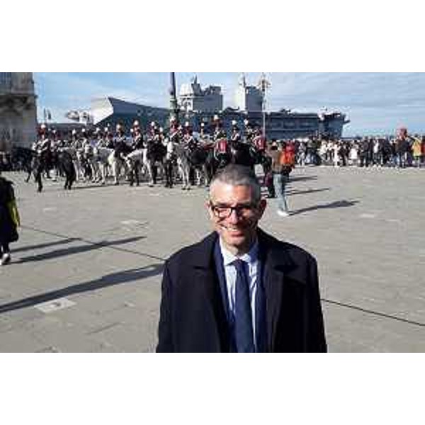 Lassessore alla Sicurezza Pierpaolo Roberti in piazza dell'Unità d'Italia. Sullo sondo la Fanfara del 4° Reggimento a Cavallo dei Carabinieri e la nave Trieste. - Lassessore alla Sicurezza Pierpaolo Roberti in piazza dell'Unità d'Italia. Sullo sondo la Fanfara del 4° Reggimento a Cavallo dei Carabinieri e la nave Trieste.