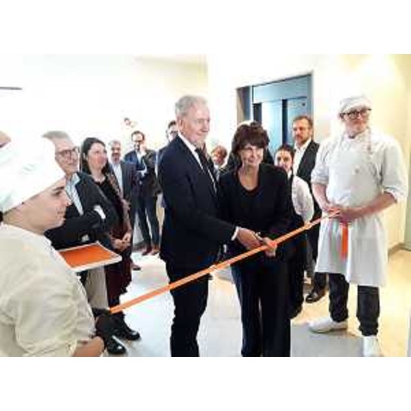 Il momento del taglio del nastro - Il momento del taglio del nastro