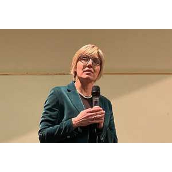 L'assessore alle Finanze del Friuli Venezia Giulia Barbara Zilli a Treppo Grande al Consiglio comunale che ha conferito la cittadinanza onoraria alla Memoria di Enzo Cainero - L'assessore alle Finanze del Friuli Venezia Giulia Barbara Zilli a Treppo Grande al Consiglio comunale che ha conferito la cittadinanza onoraria alla Memoria di Enzo Cainero