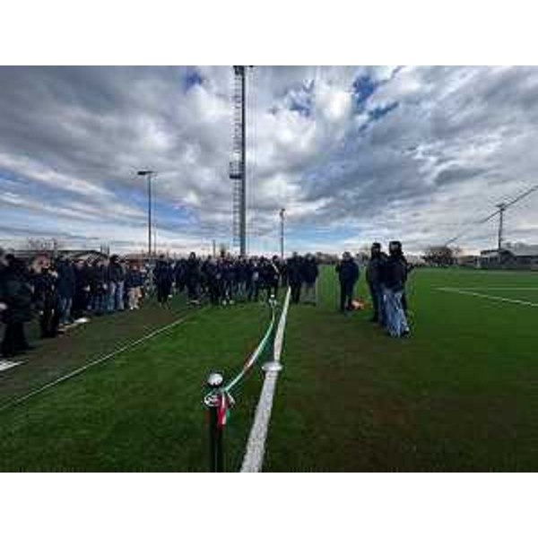 Il nuovo campo da calcio in erba sintetica durante l'inaugurazione - Il nuovo campo da calcio in erba sintetica durante l'inaugurazione
