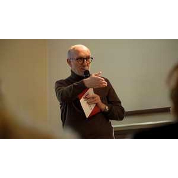 L'assessore Riccardi nel corso del suo intervento - L'assessore Riccardi nel corso del suo intervento