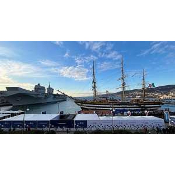 L'Amerigo Vespucci ormaggiata accanto alla Trieste - L'Amerigo Vespucci ormaggiata accanto alla Trieste