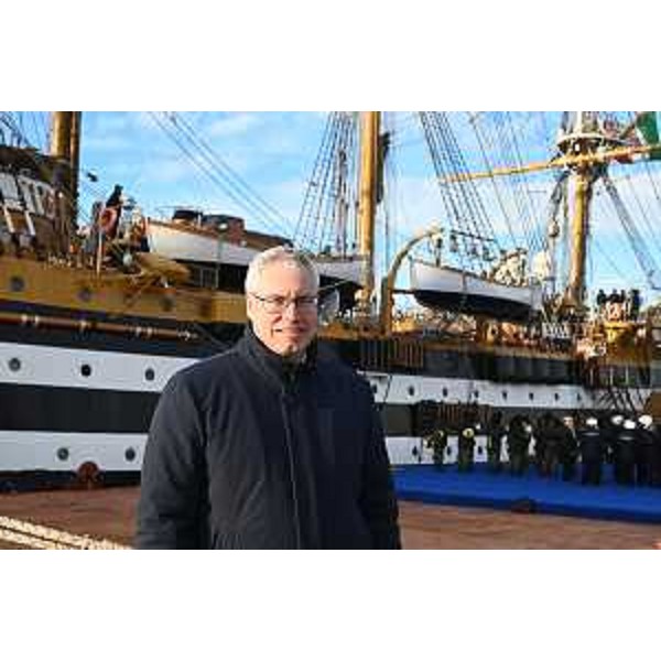 Il presidente del Consiglio regionale del Friuli Venezia Giulia, Mauro Bordin, davanti alla Nave Amerigo Vespucci - Il presidente del Consiglio regionale del Friuli Venezia Giulia, Mauro Bordin, davanti alla Nave Amerigo Vespucci