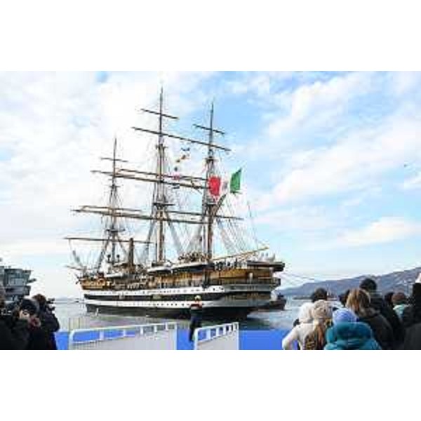 L'attracco della Nave scuola davanti a piazza Unità d'Italia a Trieste - L'attracco della Nave scuola davanti a piazza Unità d'Italia a Trieste