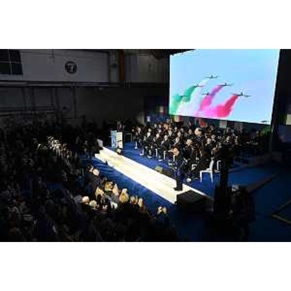 Un istante della manifestazione in cui si intravede sul maxischermo il passaggio delle Frecce Tricolori - Un istante della manifestazione in cui si intravede sul maxischermo il passaggio delle Frecce Tricolori 