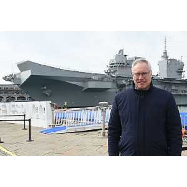 Il presidente Bordin con la Nave Trieste come sfondo - Il presidente Bordin con la Nave Trieste come sfondo