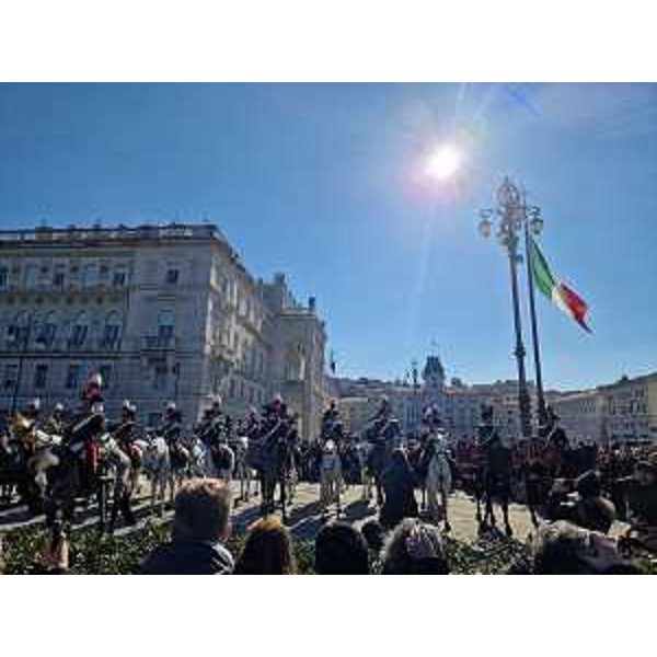 L'alzabandiera solenne a Trieste in piazza dell'Unità d'Italia - L'alzabandiera solenne a Trieste in piazza dell'Unità d'Italia