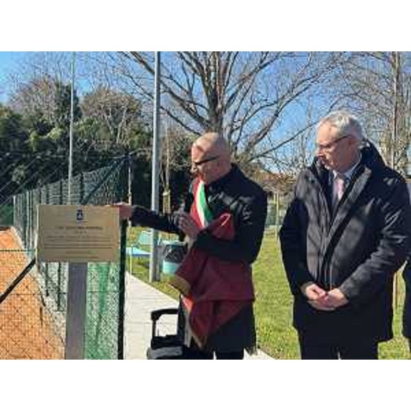 Il presidente Mauro Bordin con il sindaco Lanfranco Sette all'intitolazione della targa al cav. Giacomo Perosa, a Latisanotta (Latisana) - Il presidente Mauro Bordin con il sindaco Lanfranco Sette all'intitolazione della targa al cav. Giacomo Perosa, a Latisanotta (Latisana)