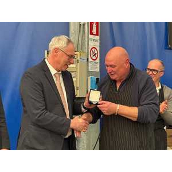 Il presidente Mauro Bordin consegna il sigillo del Consiglio regionale a Claudio Fantin, presidente dell'associazione Chei de la Foghera - Il presidente Mauro Bordin consegna il sigillo del Consiglio regionale a Claudio Fantin, presidente dell'associazione Chei de la Foghera