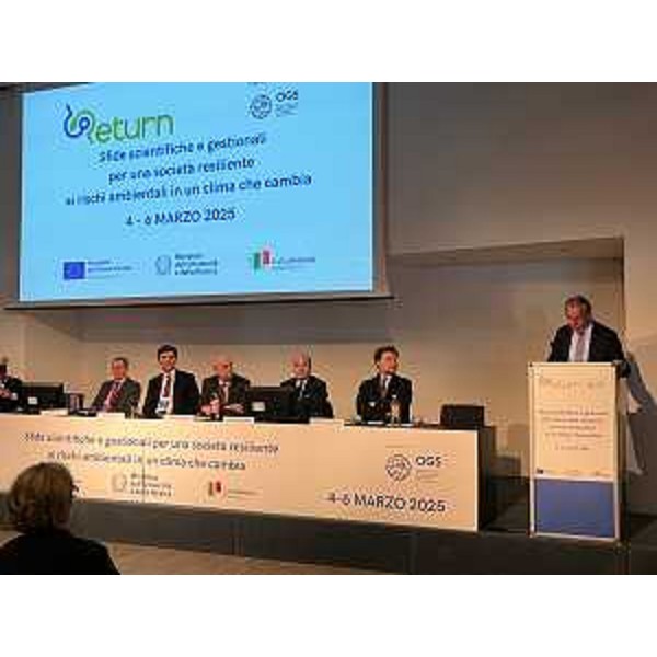 L'assessore regionale alle Difesa dell'ambiente, sviluppo sostenibile ed energia Fabio Scoccimarro al convegno "Sfide scientifiche e gestionali per una società resiliente ai rischi ambientali in un clima che cambia", organizzato da Ogs - Istituto nazionale di oceanografia e di geofisica sperimentale nell'ambito del progetto Return sui cambiamenti climatici. - L'assessore regionale alle Difesa dell'ambiente, sviluppo sostenibile ed energia Fabio Scoccimarro al convegno "Sfide scientifiche e gestionali per una società resiliente ai rischi ambientali in un clima che cambia", organizzato da Ogs - Istituto nazionale di oceanografia e di geofisica sperimentale nell'ambito del progetto Return sui cambiamenti climatici.