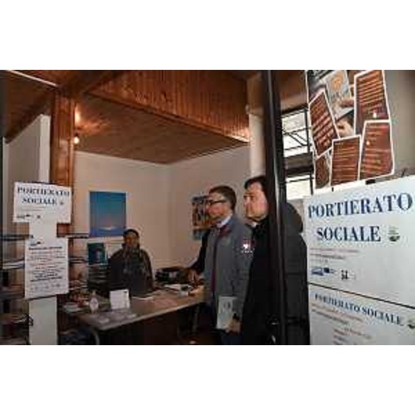 La visita al portierato sociale dellItis che ha sede in via Foscolo. - La visita al portierato sociale dellItis che ha sede in via Foscolo.