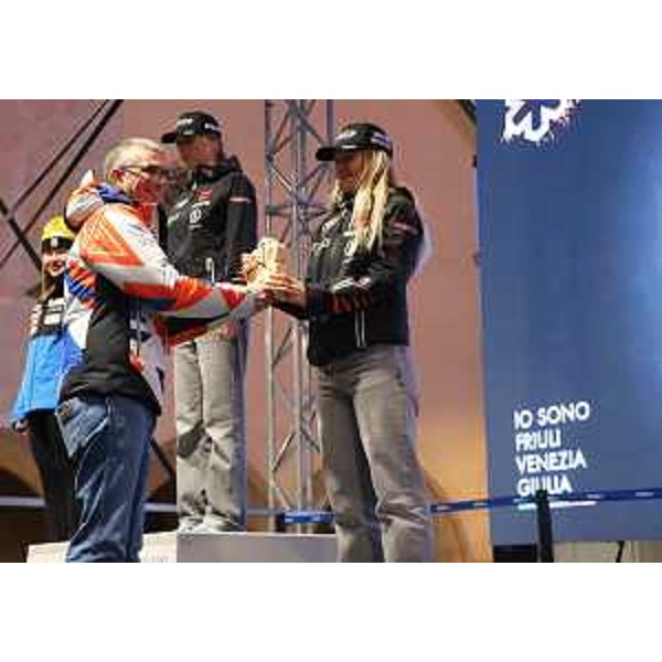 L'assessore Roberti durante la premiazione. - L'assessore Roberti durante la premiazione.