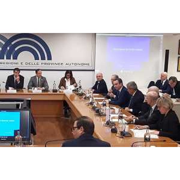 Il governatore Fedriga con il commissario Fitto sulla sinistra; la prima a destra l'assessore Zilli - Il governatore Fedriga con il commissario Fitto sulla sinistra; la prima a destra l'assessore Zilli