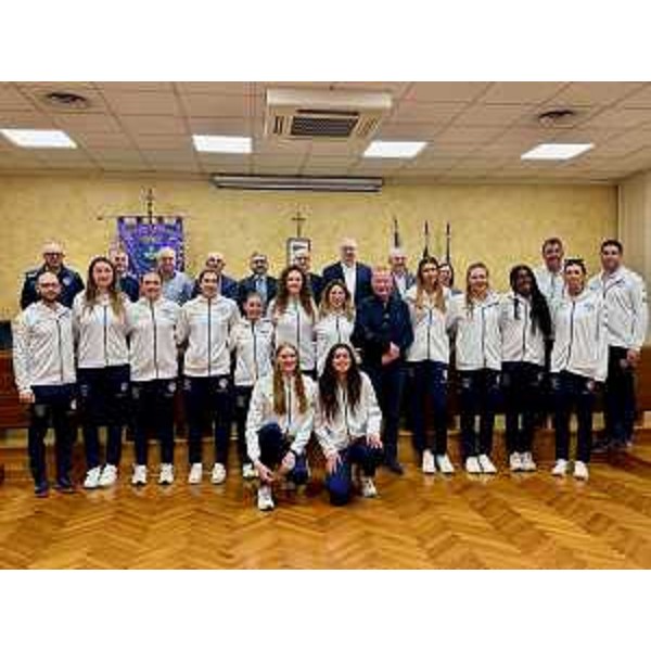 Il presidente del Consiglio regionale, Mauro Bordin, insieme alla squadra di volley Cda Talmassons - Il presidente del Consiglio regionale, Mauro Bordin, insieme alla squadra di volley Cda Talmassons