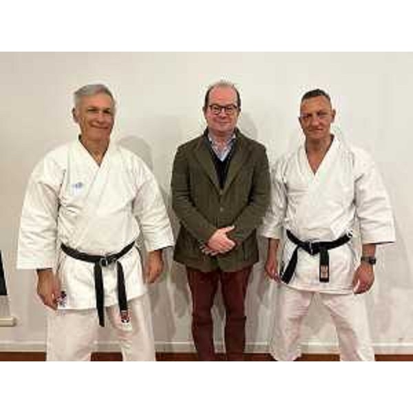 Il vicegovernatore Mario Anzil con i karateki dello Sporting Club di Rivignano Teor - Il vicegovernatore Mario Anzil con i karateki dello Sporting Club di Rivignano Teor