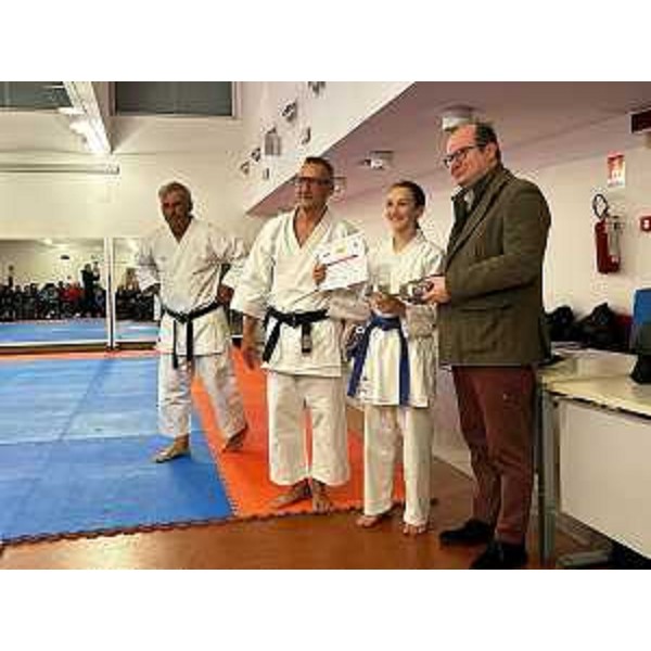 Il vicegovernatore Mario Anzil con i karateki dello Sporting Club di Rivignano Teor - Il vicegovernatore Mario Anzil con i karateki dello Sporting Club di Rivignano Teor