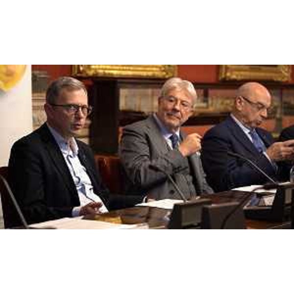 Lassessore regionale alle Risorse agroalimentari, forestali, ittiche Stefano Zannier a Trieste assieme al presidente della Camera di commercio Venezia Giulia Antonio Paoletti e al sindaco di Trieste Roberto Dipiazza alla presentazione della diciassettesima edizione di Olio Capitale - Lassessore regionale alle Risorse agroalimentari, forestali, ittiche Stefano Zannier a Trieste assieme al presidente della Camera di commercio Venezia Giulia Antonio Paoletti e al sindaco di Trieste Roberto Dipiazza alla presentazione della diciassettesima edizione di Olio Capitale