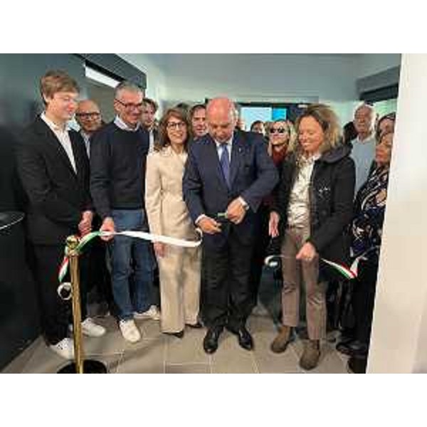 Il momento del taglio del nastro della nuova sede di Esatto a Trieste. - Il momento del taglio del nastro della nuova sede di Esatto a Trieste.